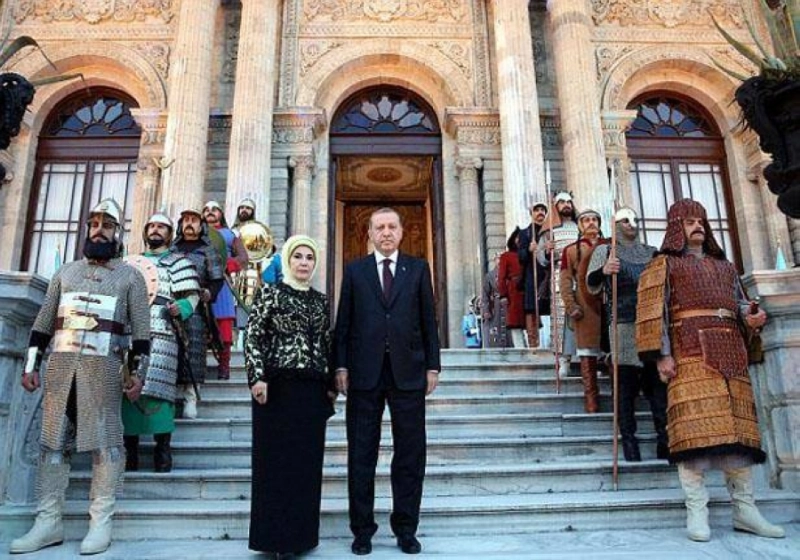 إردوغان وزوجته داخل القصر الرئاسي (مكة)