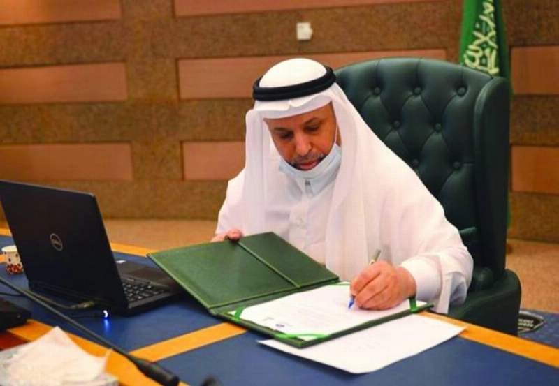 عبدالرحمن اليوبي يوقع الاتفاقية (مكة)