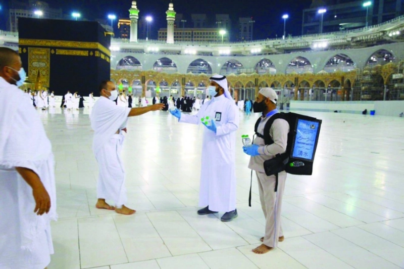 جانب من توزيع مياه زمزم على المعتمرين (مكة)