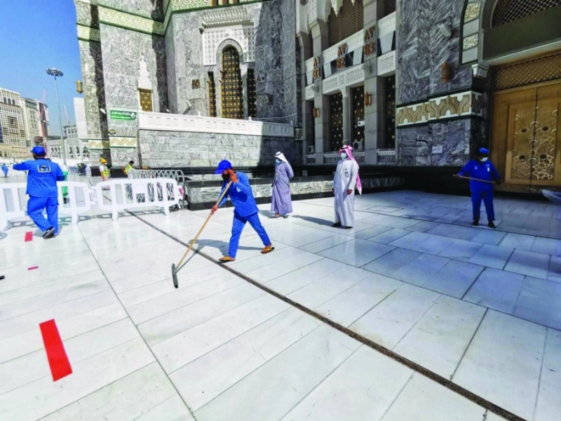 عمال خلال تنظيف الأرضيات (مكة)