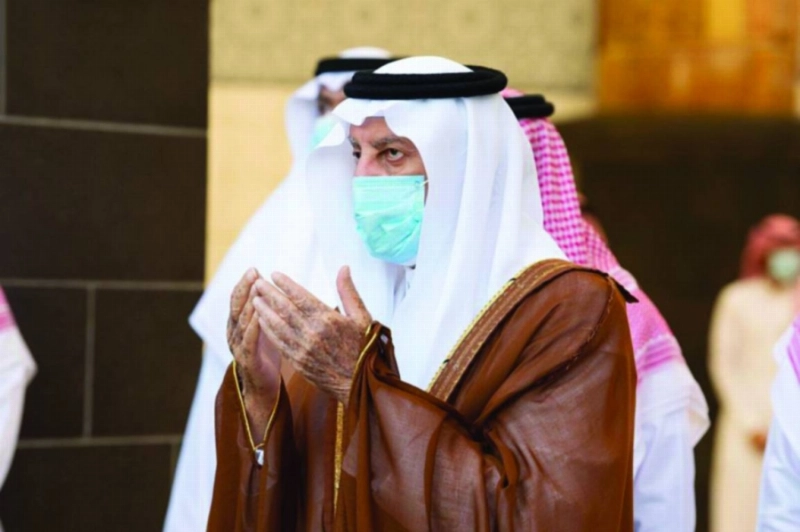 خالد الفيصل يبتهل إلى الله