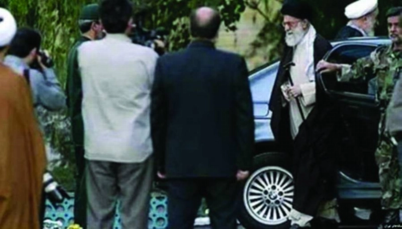 .. وينزل من سيارة فاخرة