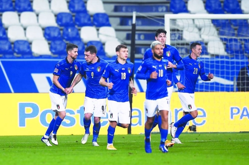 المنتخب الإيطالي عقب تسجيل أحد أهدافه (د ب أ)