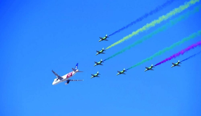 من العروض الجوية المصاحبة لقمة العشرين بالرياض أمس (مكة)