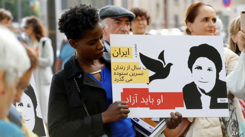 نشطاء متعاطفون مع نسرين ستودة يرفعون لافتة للدفاع عنها (مكة)