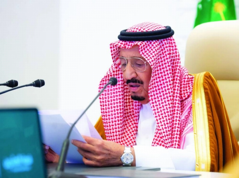 خادم الحرمين خلال أعمال القمة (واس)