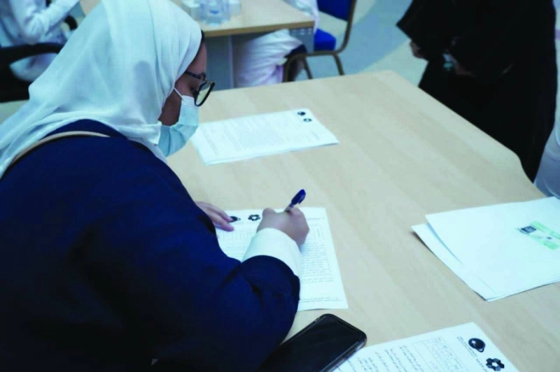 إحدى الطالبات خلال اختبار القبول (مكة)
