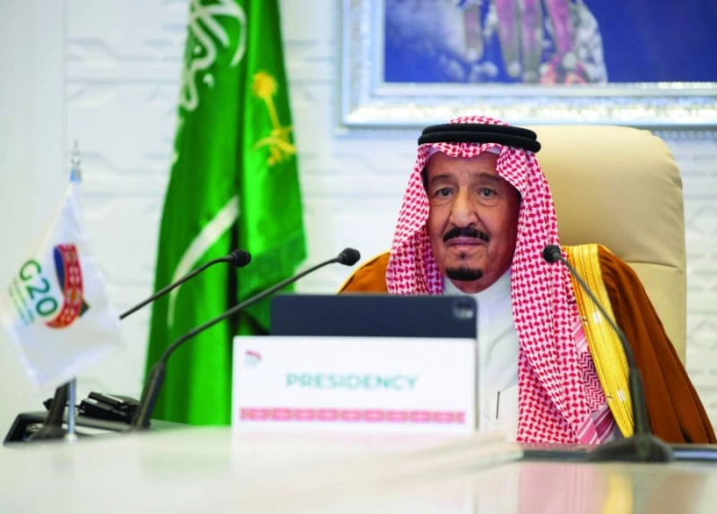 خادم الحرمين خلال أعمال القمة (واس)
