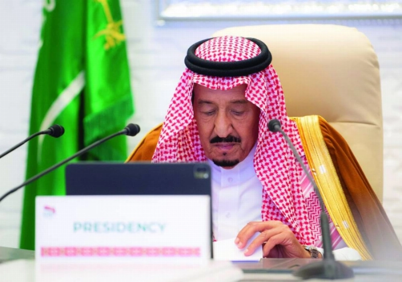 خادم الحرمين خلال الجلسة الختامية (واس)
