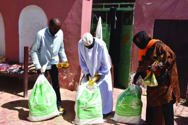 سودانيون يتسلمون سلالهم الغذائية (واس)