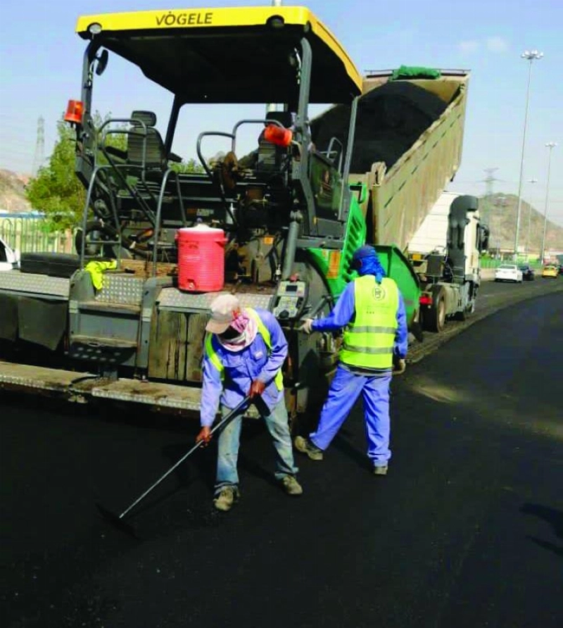 من أعمال سفلتة الطرق (مكة)