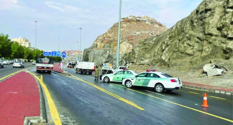 دوريتان تباشران عملهما خلال الأمطار أمس (مكة)