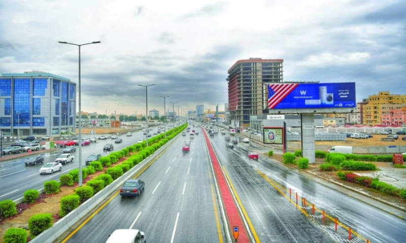 أحد الطرق السريعة بجدة كما بدا أمس (مكة)