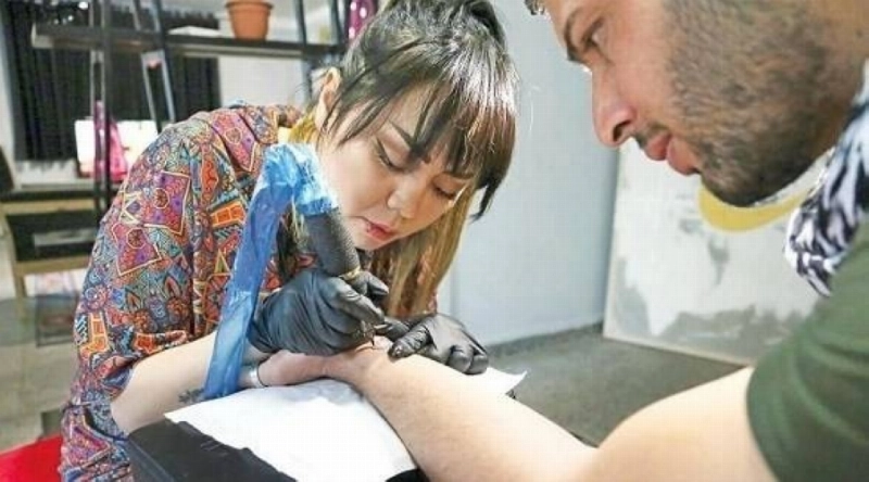 رسامة الوشم الأفغانية (مكة)