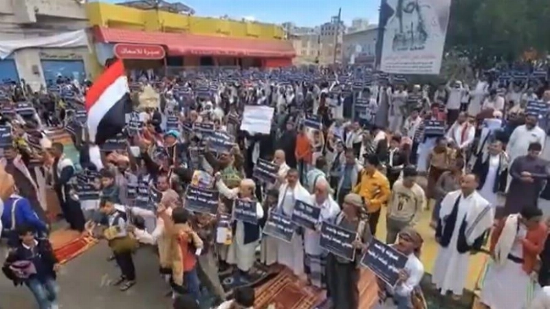 متظاهرون في تعز يطالبون بإدراج الميليشيات الحوثية منظمة إرهابية (مكة)