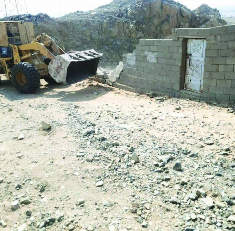 آلية البلدية خلال عملية الإزالة (مكة)