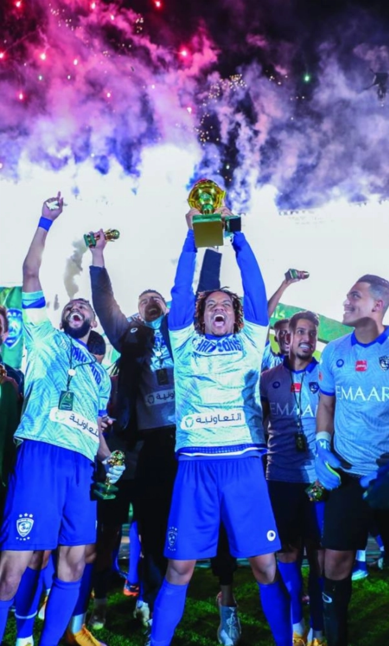 كاريلو ملوحا بكأس الملك (إعلامي الهلال)