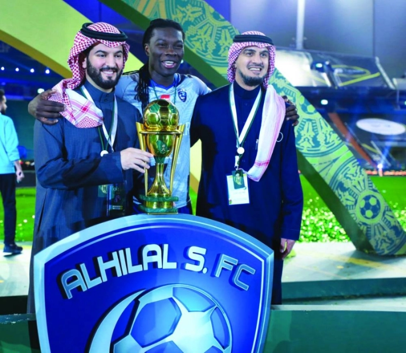 فهد المفرج بجانب قوميز ورئيس الهلال عقب التتويج بكأس الملك (إعلامي الهلال)