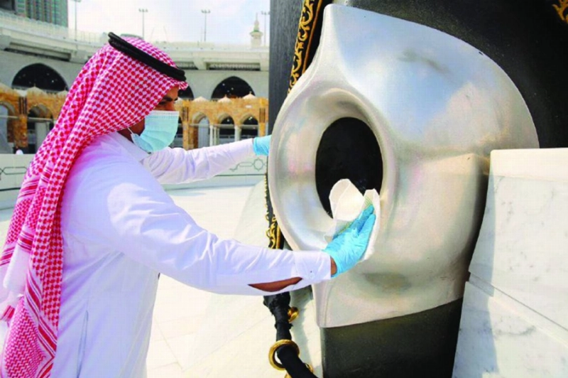 من تعقيم الحجر الأسود (مكة)