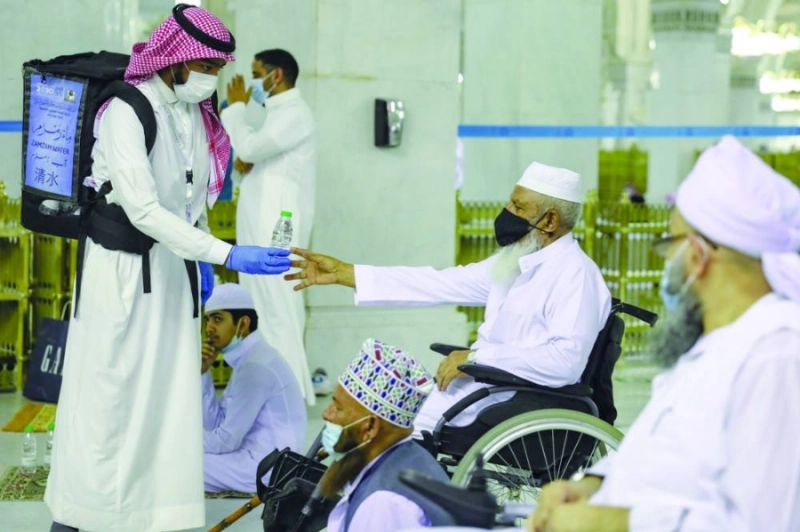 من توزيع مياه زمزم على ذوي الإعاقة (مكة)