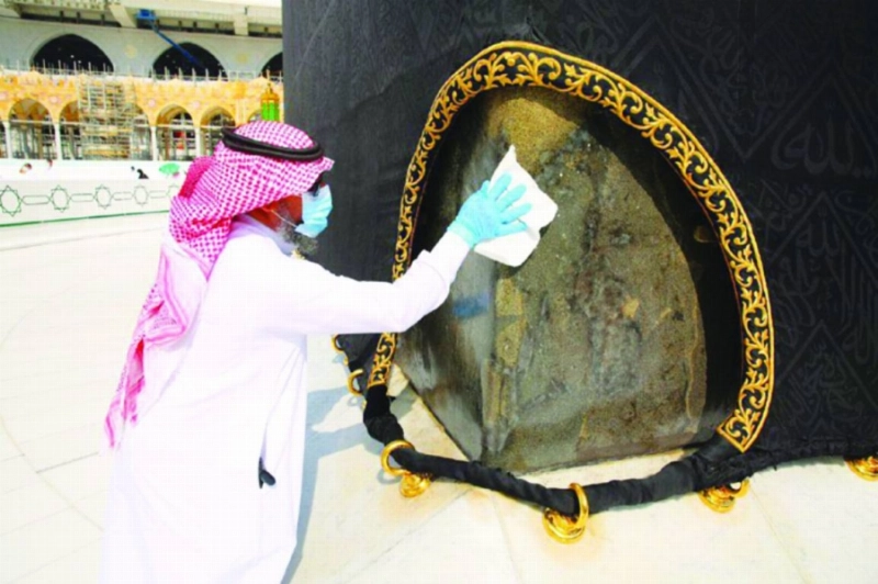 من عملية تلميع وتطهير وتطييب الكعبة المشرفة (مكة)