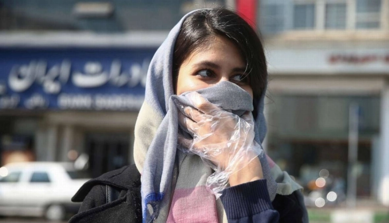 إيرانية تضع واقيا على وجهها خوفا من كورونا (مكة)
