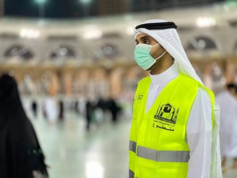 متطوع يؤدي مهام في المسجد الحرام (مكة)