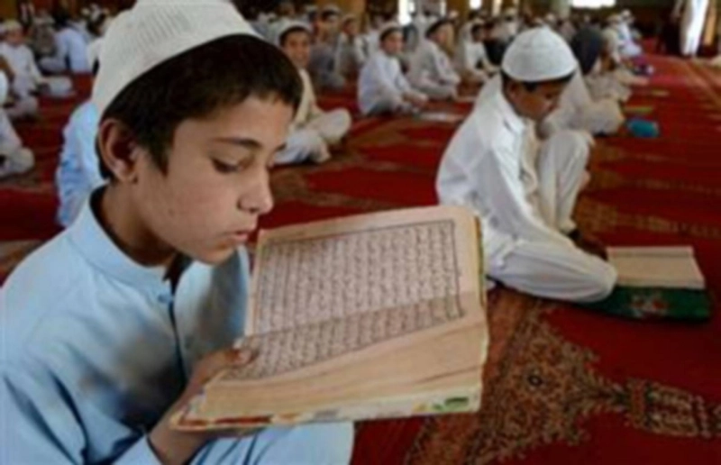 أطفال أفغان في أحد المساجد (مكة)