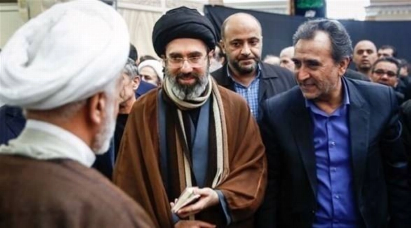 مجتبى خامنئي محاطا بمسؤولين من الحرس الثوري (مكة)