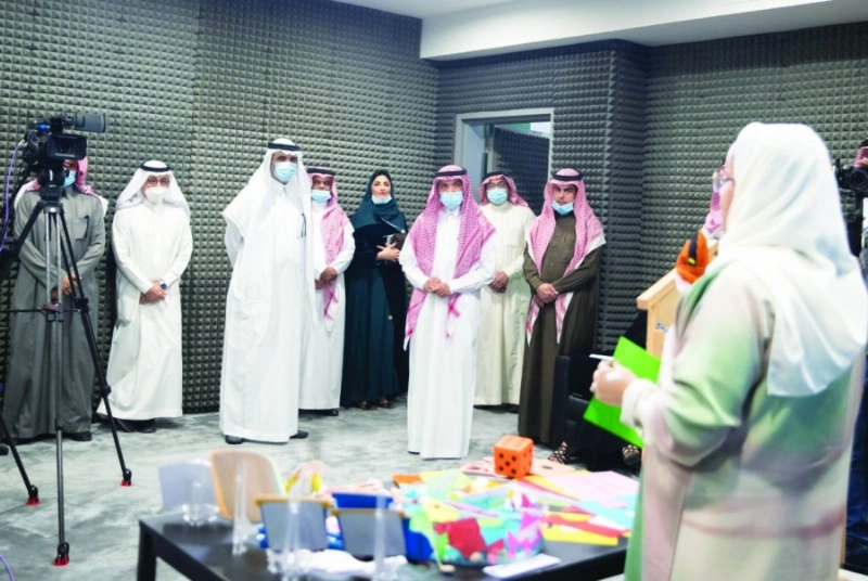 حمد آل الشيخ يطلع على الاستديوهات التعليمية (مكة)