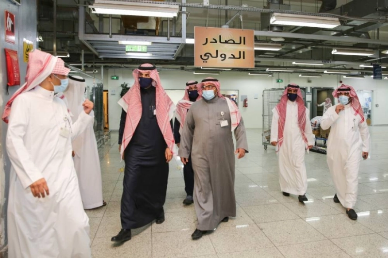 محافظ الجمارك خلال زيارته للبريد السعودي