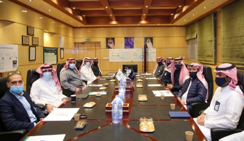 محافظ الجمارك خلال زيارته للبريد السعودي