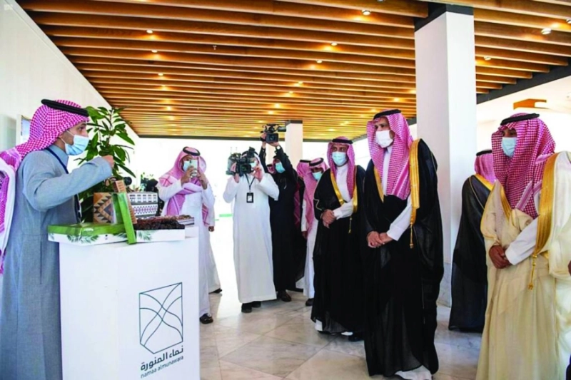 فيصل بن سلمان أثناء جولة بالمركز (واس)