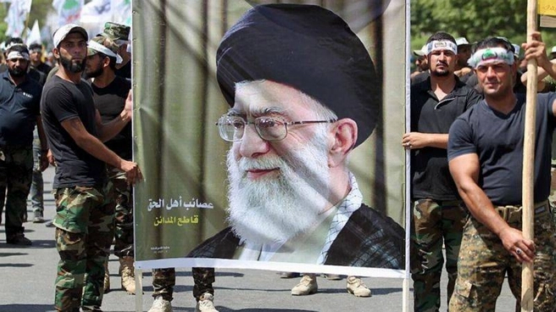 عناصر من الحرس الثوري حول صورة خامنئي (مكة)