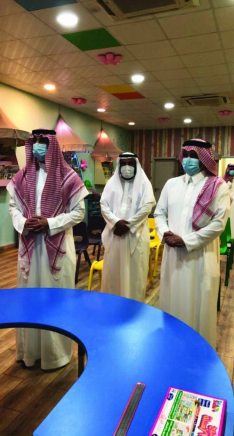 عواد العواد خلال زيارته مركز التأهيل الشامل (مكة)