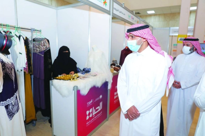 ماجد الغانمي لدى افتتاحه معرض الأسر الممكنة (مكة)