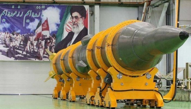 صورة للمرشد خلف أحد الصواريخ