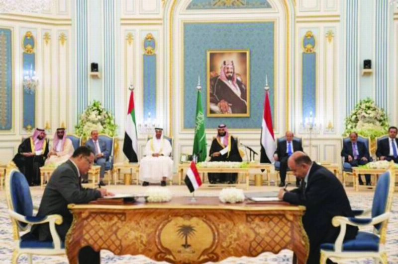 الحكومة الشرعية والانتقالي خلال توقيع اتفاق الرياض في مرحلة سابقة (مكة)