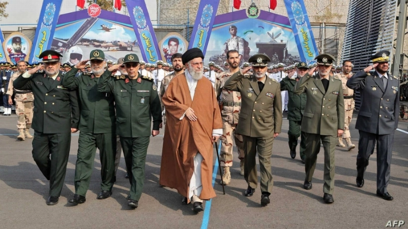 خامنئي والحرس الثوري في زيارة سابقة للسجن (مكة)