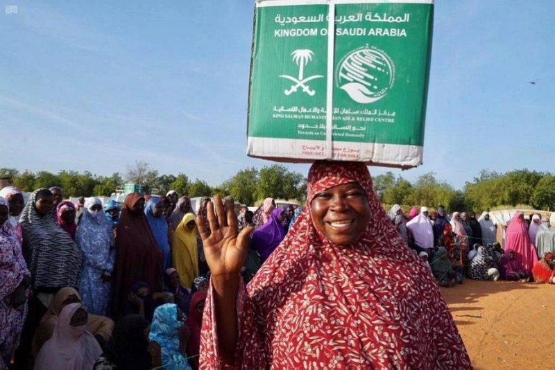 امرأة من النيجر مبتهجة بالحصول على سلة غذاء سعودية (واس)