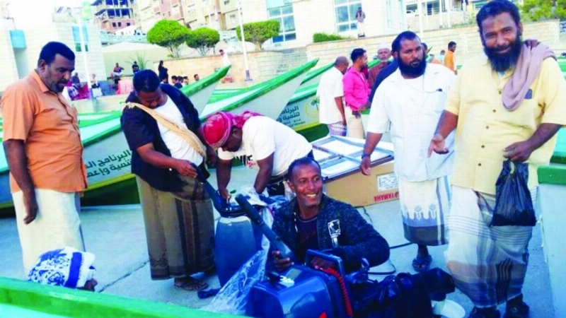 أحد الصيادين مبتهجا بعد استلام القارب (واس)