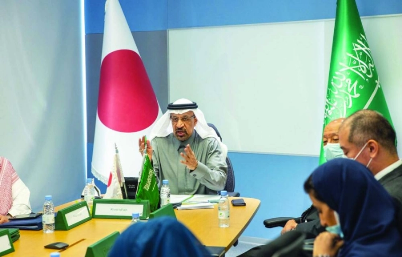 الفالح متحدثا بالندوة (مكة)