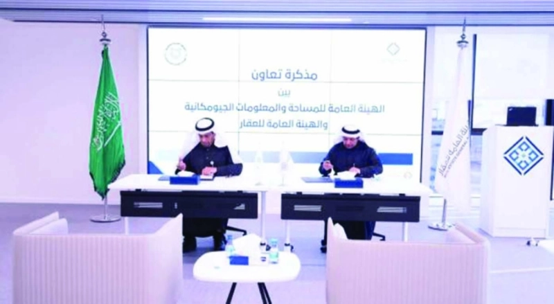 عصام المبارك وبندر المسلماني خلال التوقيع (مكة)