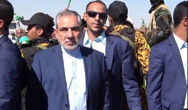 حسن إيرلو محاطا بالحرس