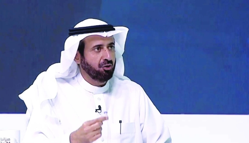 الربيعة يعرض جرعة للقاح خلال المؤتمر
