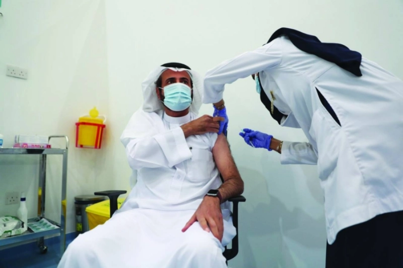 وزير الصحة يتلقى جرعة من اللقاح المضاد لفيروس كورونا