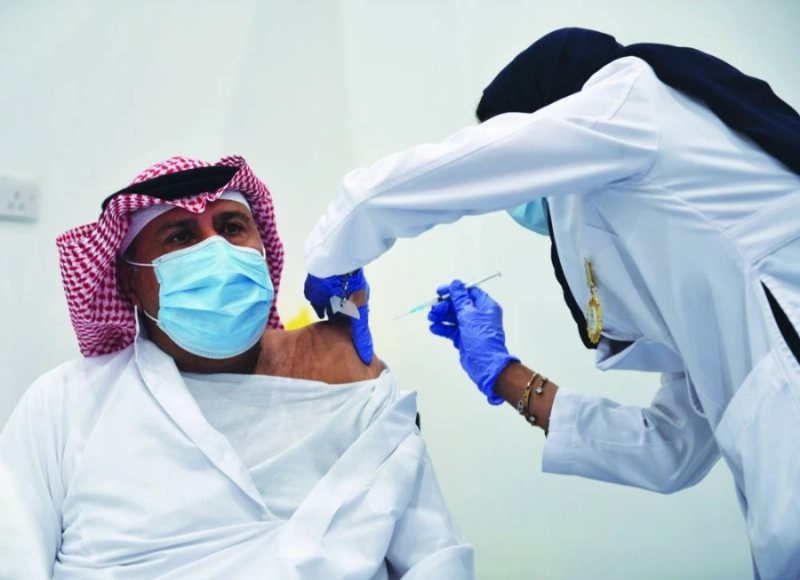 .. وأول مواطن يتلقى اللقاح (مكة)