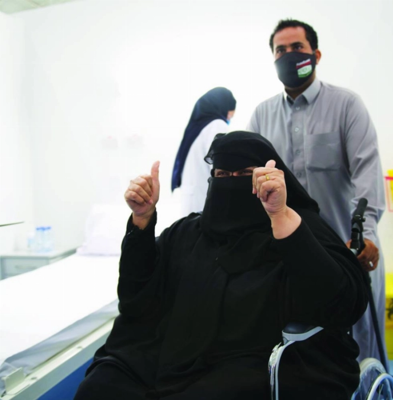 أول مواطنة تتلقى لقاح كورونا (مكة)