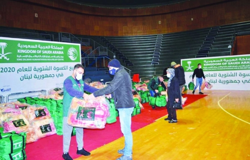 المركز يوزع الحقائب على المستهدفين في لبنان (واس)