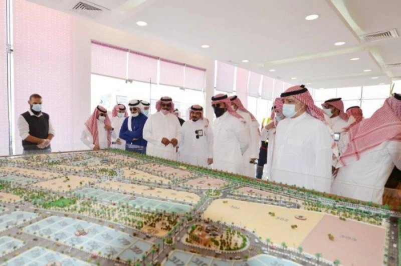 ماجد الحقيل يطلع على نماذج لمشروعات في جدة (مكة)